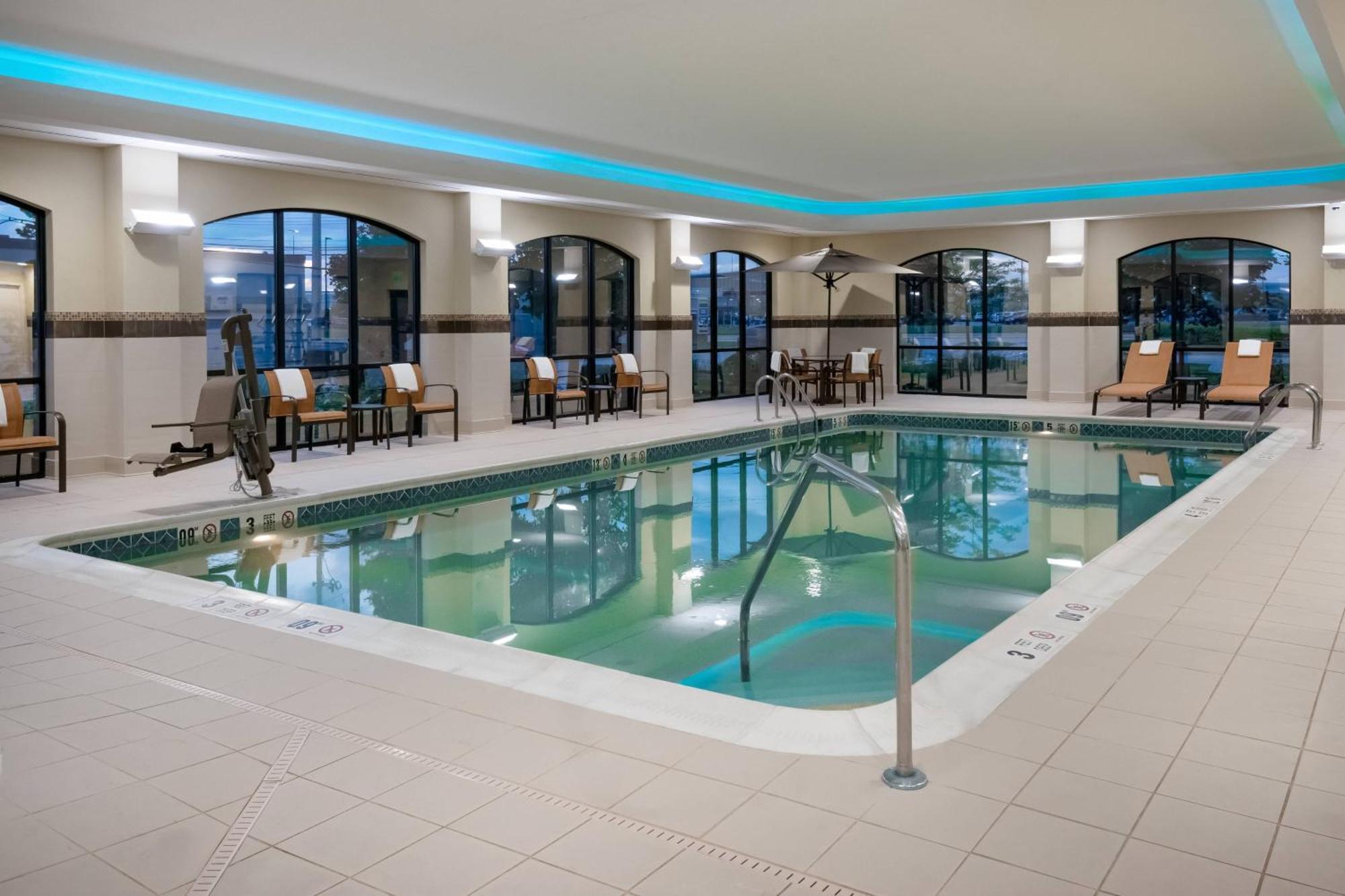 Courtyard By Marriott Buffalo Airport Чіктоваґа Екстер'єр фото