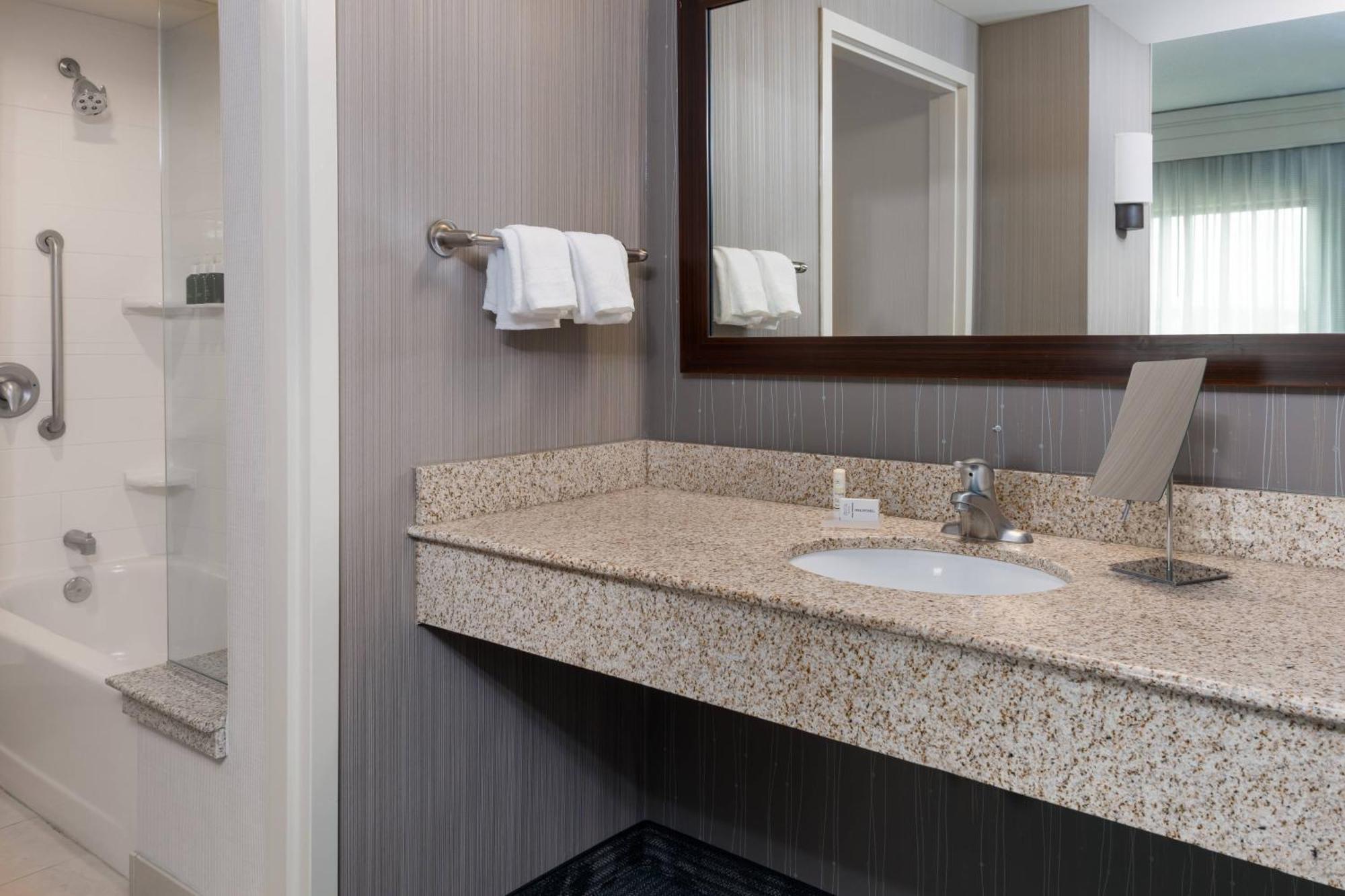 Courtyard By Marriott Buffalo Airport Чіктоваґа Екстер'єр фото